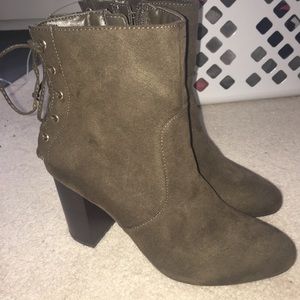 Lace up back booties faux suede (dark olive color)